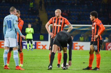 Kharkiv, Ukrayna - 23 Şubat: Yargıç serbest vuruş sırasında U koyar.