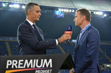 Andriy Şevçenko bir röportaj için İtalyan televizyon Uefa Şampiyonlar Ligi maç sırasında verir