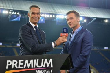 Andriy Şevçenko bir röportaj için İtalyan televizyon Uefa Şampiyonlar Ligi maç sırasında verir