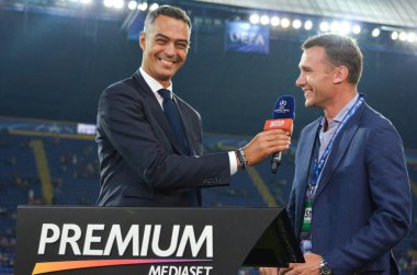 Andriy Şevçenko bir röportaj için İtalyan televizyon Uefa Şampiyonlar Ligi maç sırasında verir