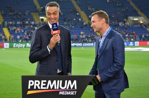 Andriy Shevchenko ger en intervju till italienska TV i Uefa Champions League-matchen — Stockfoto