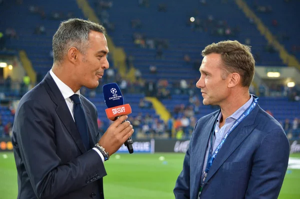 アンドリー ・ シェフチェンコが Uefa チャンピオンズ リーグの試合中にイタリアのテレビ局にインタビューを与える — ストック写真