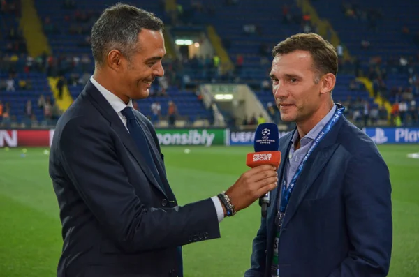 Andrej Ševčenko dává rozhovoru pro italskou televizi během zápasu Ligy mistrů Uefa — Stock fotografie