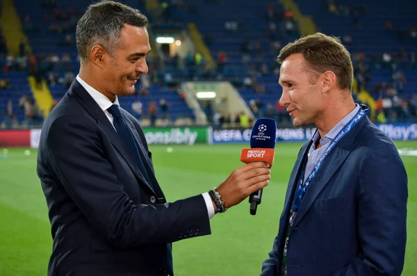 Andriy Shevchenko dá uma entrevista à televisão italiana durante o jogo da Liga dos Campeões da UEFA — Fotografia de Stock