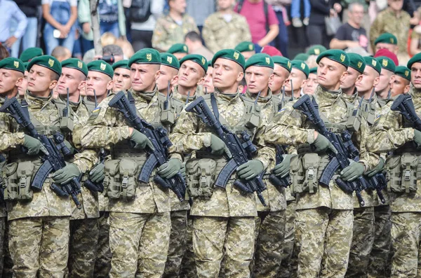 Soldaten ausländischer Staaten auf dem Marsch anlässlich des Unabhängigkeitstages der Ukraine — Stockfoto