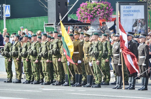 乌克兰独立日外国国家的军人们 — 图库照片