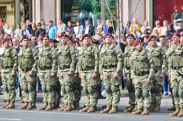 Soldaten ausländischer Staaten auf dem Marsch anlässlich des Unabhängigkeitstages der Ukraine — Stockfoto