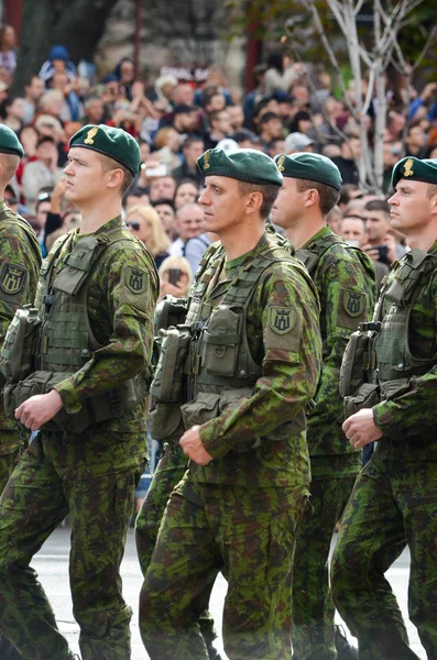 Soldaten ausländischer Staaten auf dem Marsch anlässlich des Unabhängigkeitstages der Ukraine — Stockfoto