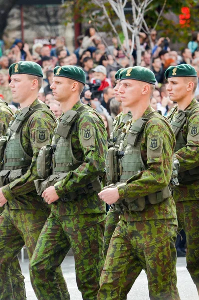 Serviteurs d'États étrangers en marche à l'occasion de la fête de l'indépendance de l'Ukraine — Photo