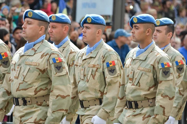Soldaten ausländischer Staaten auf dem Marsch anlässlich des Unabhängigkeitstages der Ukraine — Stockfoto