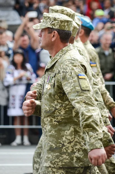 I militari di stati stranieri in marcia in occasione di Giorno di indipendenza di Ucraina — Foto Stock