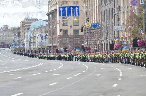 Żołnierzy państw obcych marca z okazji dnia niepodległości Ukrainy — Zdjęcie stockowe