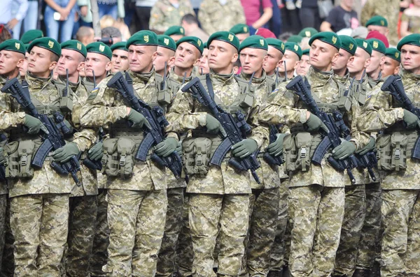 Soldaten ausländischer Staaten auf dem Marsch anlässlich des Unabhängigkeitstages der Ukraine — Stockfoto