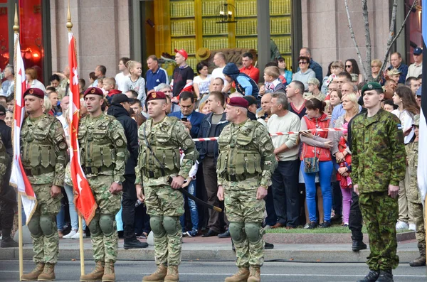 Militärer av utländska stater på marsch i samband med självständighetsdagen i Ukraina — Stockfoto