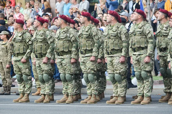 Soldaten ausländischer Staaten auf dem Marsch anlässlich des Unabhängigkeitstages der Ukraine — Stockfoto