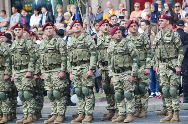 Soldaten ausländischer Staaten auf dem Marsch anlässlich des Unabhängigkeitstages der Ukraine — Stockfoto