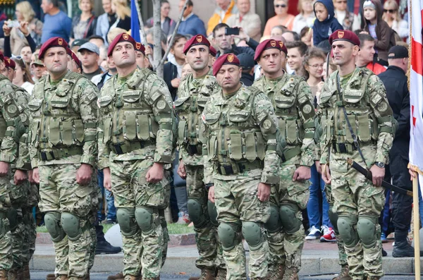 Soldaten ausländischer Staaten auf dem Marsch anlässlich des Unabhängigkeitstages der Ukraine — Stockfoto