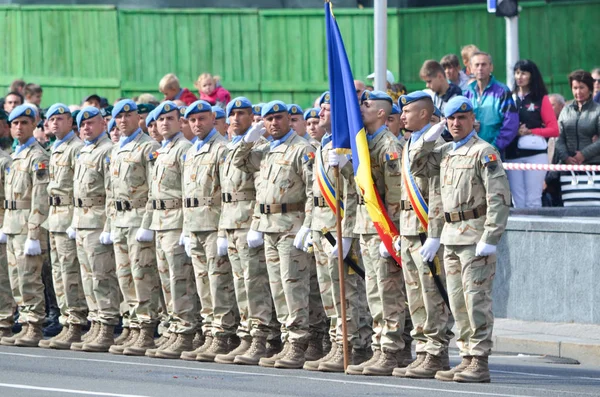 Los militares de los estados extranjeros en la marcha con motivo del Día de la Independencia de Ucrania —  Fotos de Stock