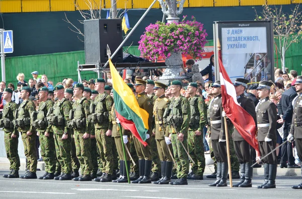 Vojáků cizích států na pochod u příležitosti den nezávislosti Ukrajiny — Stock fotografie