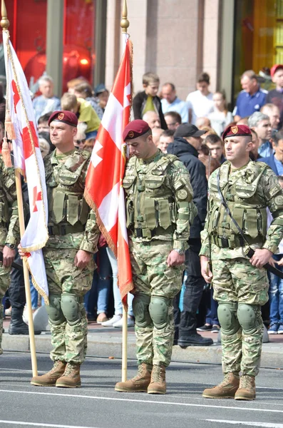 Servicemen of foreign states on the march on the occasion of Independence day of Ukraine — Stock Photo, Image