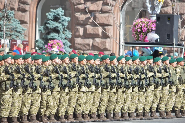 Военнослужащие иностранных государств на марше по случаю Дня Независимости Украины — стоковое фото