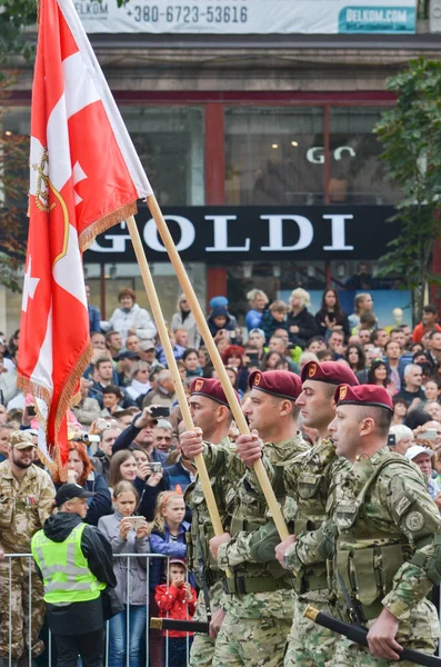 Servicemen of foreign states on the march on the occasion of Independence day of Ukraine — Stock Photo, Image