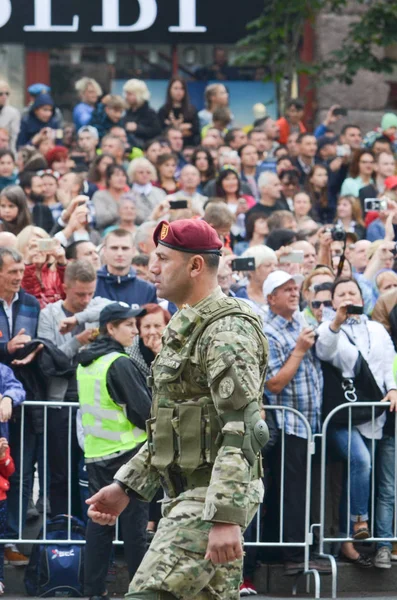 Los militares de los estados extranjeros en la marcha con motivo del Día de la Independencia de Ucrania —  Fotos de Stock