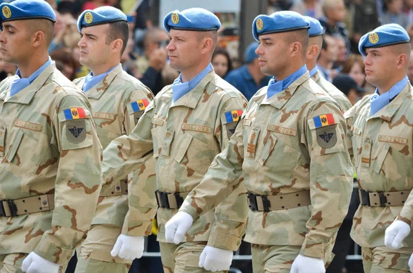 Soldaten ausländischer Staaten auf dem Marsch anlässlich des Unabhängigkeitstages der Ukraine — Stockfoto