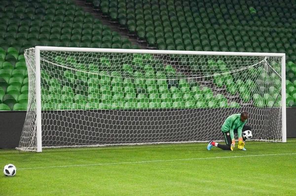 KRASNODAR, RUSIA - 14 de noviembre de 2017: Entrenamiento del fútbol —  Fotos de Stock