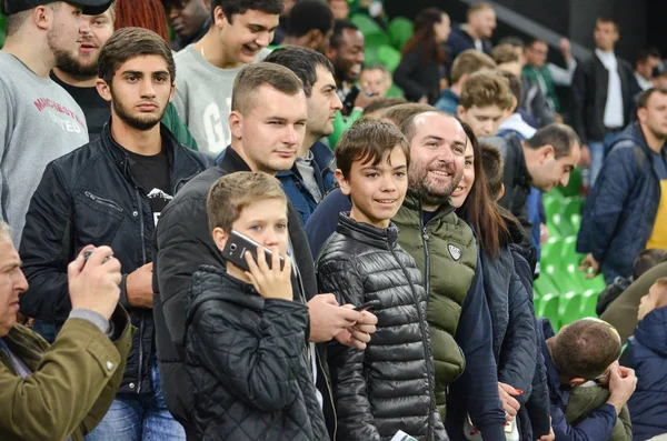 KRASNODAR, RUSIA - 14 de noviembre de 2017: Los aficionados al fútbol durante un fr —  Fotos de Stock