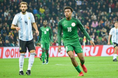 Krasnodar, Rusya - 14 Kasım 2017: Alex Iwobi (R) sırasında bir f