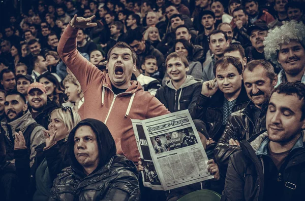 KRASNODAR, RÚSSIA - 14 de novembro de 2017: Um fã com um jornal em — Fotografia de Stock