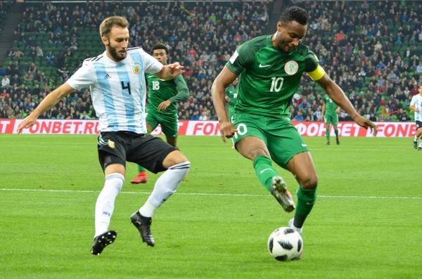 KRASNODAR, RUSIA - 14 de noviembre de 2017: John Mikel Obi (R) agains — Foto de Stock