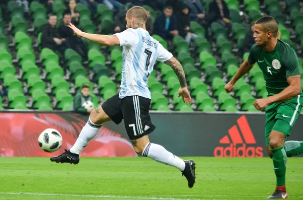 Krasnodar, Rusya - 14 Kasım 2017: Dario Benedetto (L) durin