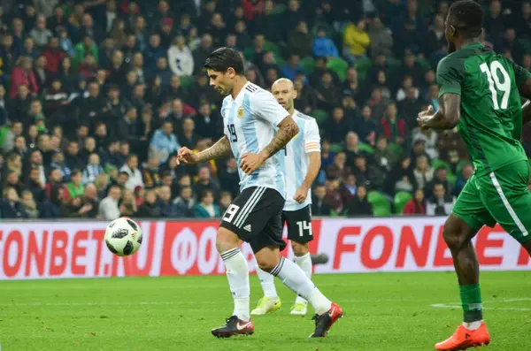 Krasnodar, Rusya - 14 Kasım 2017: Hiç Banega bir erkekte sırasında