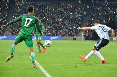 Krasnodar, Rusya - 14 Kasım 2017: Diego Perotti (R) sırasında 