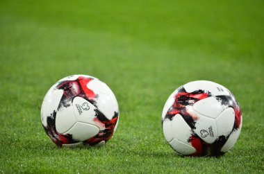 Kiev, Ukrayna - 09 Ekim 2017: İki futbol topu la üzerinde yalan