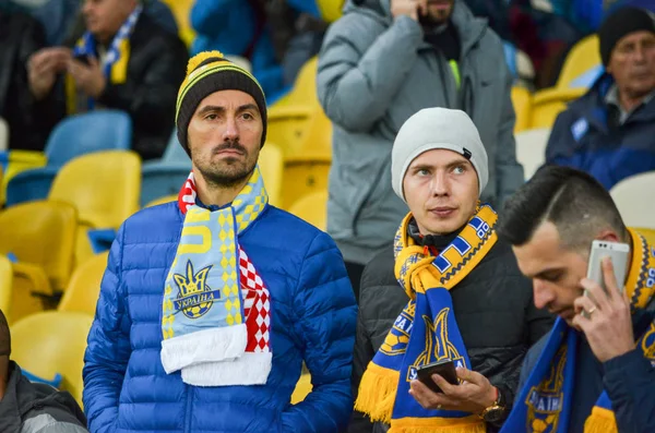 KIEV, UKRAINE - 09 de outubro de 2017: fãs ucranianos no estádio — Fotografia de Stock