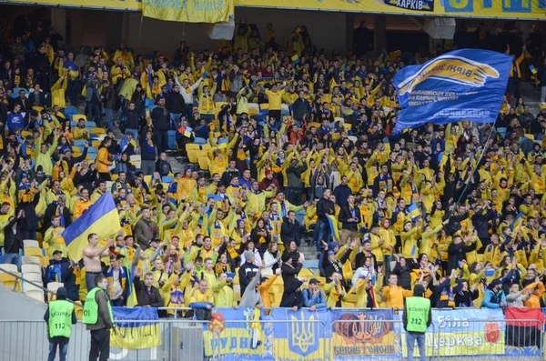 KIEV, UCRANIA - 09 de octubre de 2017: Los fans del equipo ucraniano en — Foto de Stock