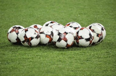 Kharkiv, Ukrayna - 15 Kasım 2016: inci üzerinde yalan futbol topları