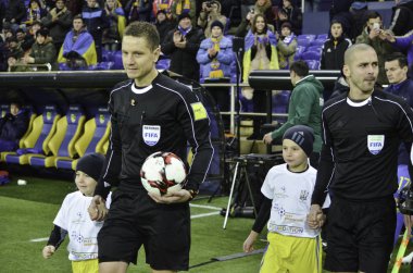 Kharkiv, Ukrayna - 15 Kasım 2016: Hakem bir futbol ile bal