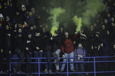 Kharkiv, Ukrayna - 15 Kasım 2016: smo renkli Ultras koşum