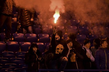 Kharkiv, Ukrayna - 15 Kasım 2016: Ultras koşum havai fişek bir