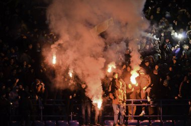 Kharkiv, Ukrayna - 15 Kasım 2016: Ultras koşum havai fişek bir
