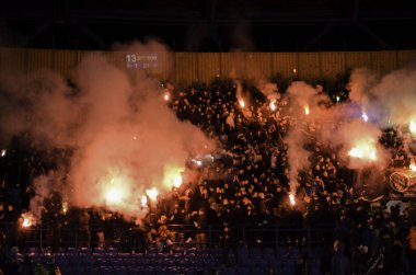 Kharkiv, Ukrayna - 15 Kasım 2016: Ultras koşum havai fişek bir