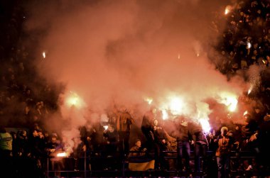 Kharkiv, Ukrayna - 15 Kasım 2016: Ultras koşum havai fişek bir