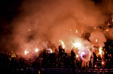 Kharkiv, Ukrayna - 15 Kasım 2016: Ultras koşum havai fişek bir