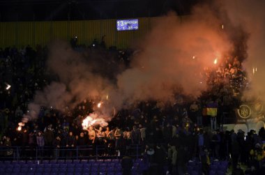 Kharkiv, Ukrayna - 15 Kasım 2016: Ultras koşum havai fişek bir