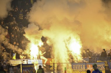 Kharkiv, Ukrayna - 15 Kasım 2016: Ultras koşum havai fişek bir