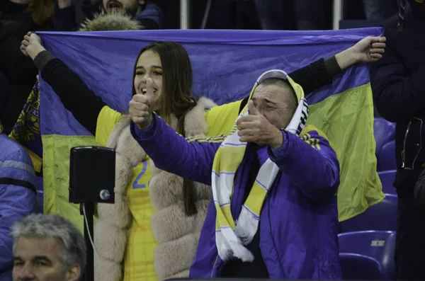 Kharkiv, UCRANIA - 15 de noviembre de 2016: Los aficionados en el partido durante t —  Fotos de Stock